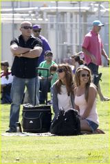 组图：布兰妮变足球辣妈 与爱子亲昵俯身秀乳沟