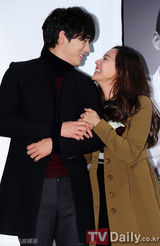 组图：柳真奇太映亮相摄影展 甜蜜夫妻如胶似漆