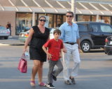 幻灯图集：皮尔斯-布鲁斯南一家幸福出游