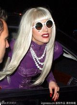 组图：Gaga探身为粉丝签名 大送飞吻很贴心