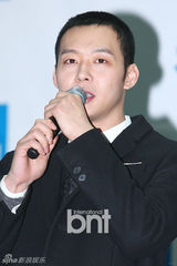 组图：韩星朴有天精练短发出席公益慈善活动