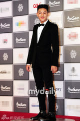 组图：李贤宇金素妍等星亮相釜山电影节开幕式