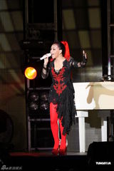 组图：阿妹身著爆乳装开唱 歌迷现场点唱饱耳福