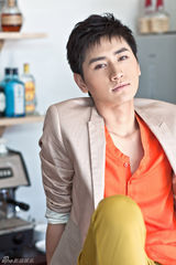 组图：李彦希潮男写真深邃眼神迷人