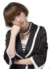 高清组图：女主播柳岩古裙出镜 坎坷追梦路不言悔