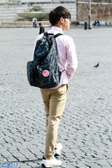 组图：账房先生华晨宇兼职摄像 张翰遭鹦鹉调戏