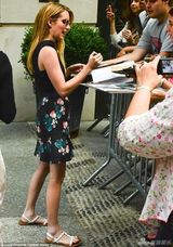 组图：罗伯茨侄女打男友获释后扫货 为粉丝签名