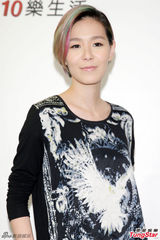 组图：张悬短发炫彩亮相 呼吁大家伸出援手