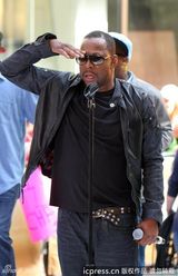 组图：惠特尼前夫鲍比-布朗热唱引围观