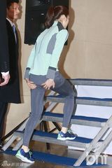 组图：金妍儿亮相签名会 恋情曝光后首现身