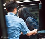 组图：王菲香港急赴名跌打馆治腰伤 下车需搀扶