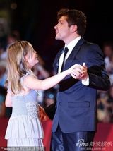 组图：非竞赛片《伊娃》首映 女演员与导演共舞