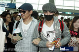 组图：神话组合六成员亮相机场 将赴台开演唱会