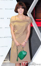 组图：裴勇俊高小英金贤重等出席名品店开业仪式