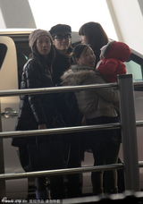 组图：黄奕懒理婚变传闻 获女儿送机露慈母笑