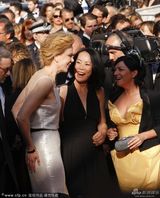 组图：《维纳斯》首映 妮可时尚裙装露背