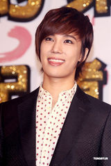 组图：朴政珉拓展演艺事业 林育羣送大汉堡解馋