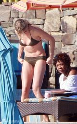 高清组图：卡梅隆-迪亚兹日光浴秀半老性感身材