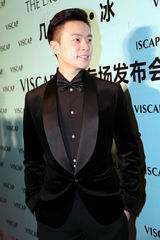 组图：万思维亮相时装周  黑色西装冷峻优雅