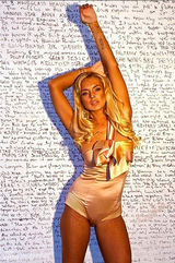 组图：林赛-罗韩为杂志拍大片 金发披肩性感撩人