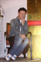 组图：陈奕迅巡演开庆功宴 否认婚变称家庭幸福