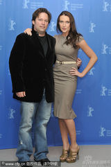 幻灯图：《发明之父》记者会 三女星知性装简洁利落