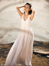 组图：阴奕彤郊外拍性感大片 秀长腿美背显妩媚 