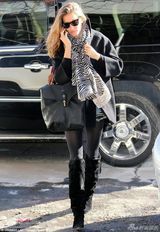 组图：邦臣黑衣出街修身LOOK 老公带爱子吃披萨