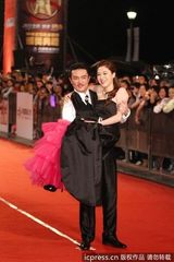 组图：金钟奖红毯李罗熊家婕夫妇抱抱亲亲大秀恩爱