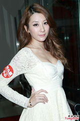 组图：少女组合SuperGear握手会秀美腿引宅男