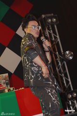 组图：陈奕迅不介意被称丹妈 称其头发多