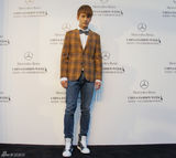 组图：徐正曦亮相时装周看秀 尽显时尚品味