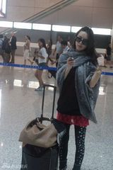 幻灯图：张静初机场遭偷拍 潮人装扮显时尚