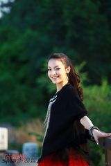 幻灯组图：叶熙祺《It’s ok》mv尝试烟熏朋克妆