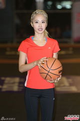 组图：蔡依林玩篮球胸部疑缩水 不介意恋情被拍