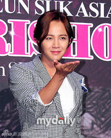 组图：张根硕将亚洲巡演 出席活动献飞吻