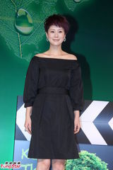 组图：海清赴上海助阵公益 黑裙秀性感锁骨