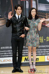 组图：《电视剧之王》发布 崔始源中分头表情搞怪