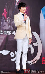 组图：《九家之书》发布 秀智露背李升基帅气