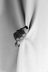 组图：陈坤登杂志封面 罕见露臂部纹身野性神秘