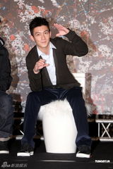 组图：陈冠希密集宣传新碟 期盼与周杰伦更多合作