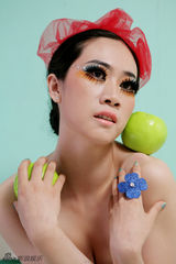 组图：芙蓉姐姐写真走糖果路线 白色纱裙显甜美