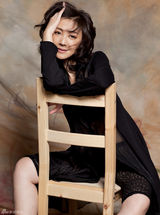 组图：赵雪莲初秋写真知性混搭 黑纱性感显多面魅力