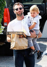 组图：安布罗休儿子卖萌 女儿遗传长腿爱走猫步