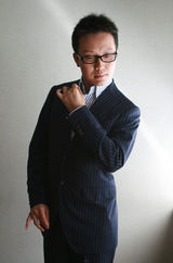 幻灯图集：李玉刚赴日巡演 接受日媒采访亮身段