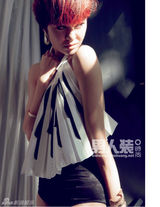 组图：郁可唯半裸登《男人装》晒裸背变轻熟女