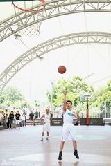 组图：邓超篮球赛专注打球不忘搞怪