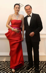 组图：巩俐红裙现身上海 避媒体不谈离婚