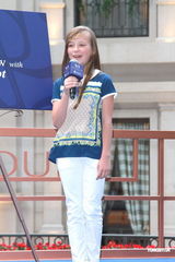 组图：英国小萝莉康妮抵港开唱 想去迪士尼乐园