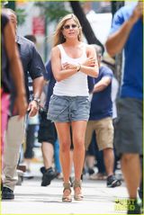 组图：44岁安妮斯顿背心热裤 疑真空当街激凸